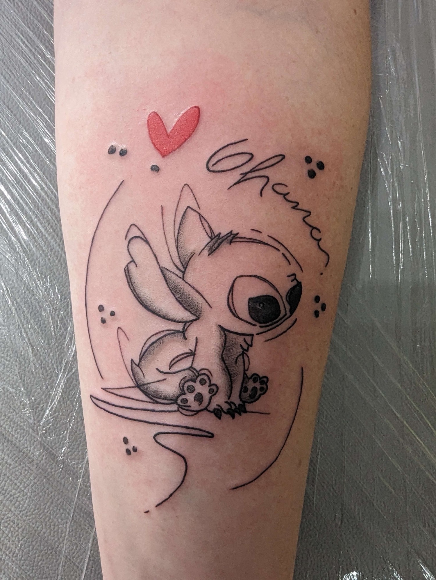 Kleine Figur mit Herz und Schrift