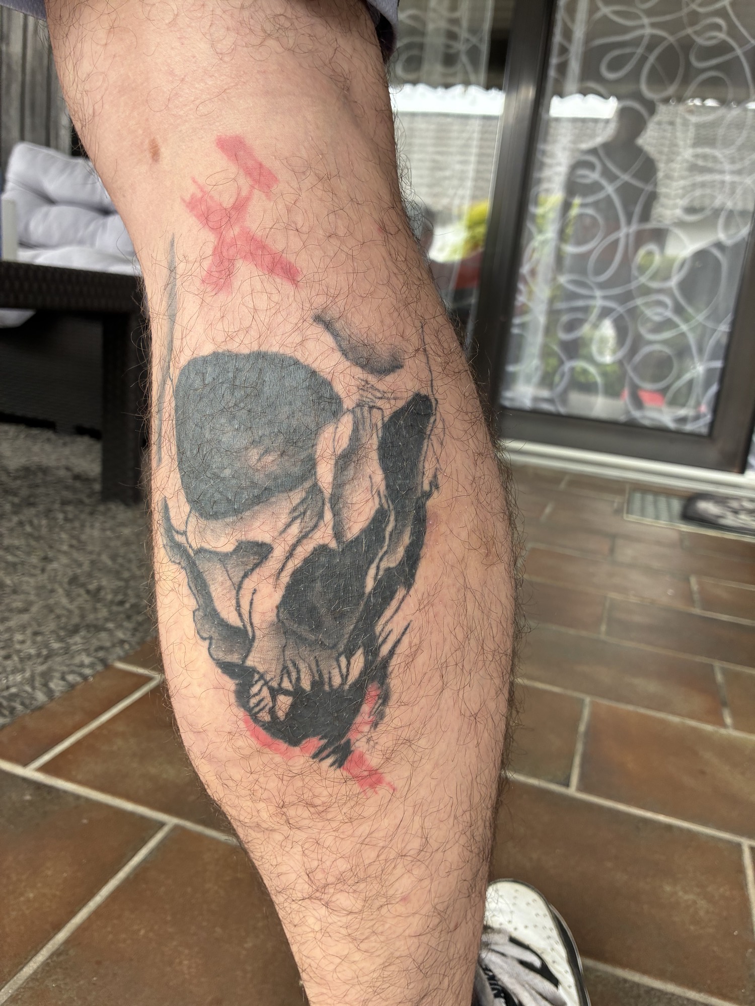 Totenkopf an der Wade